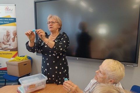 Warsztaty kreatywne dla seniorów - Kwiaty z drucików kreatywnych