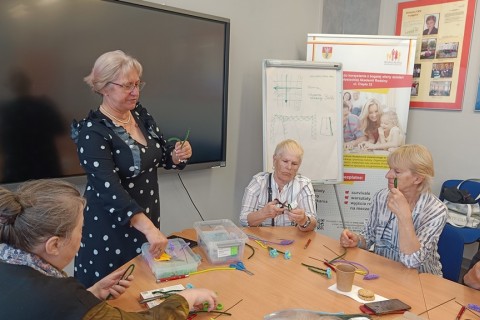 Warsztaty kreatywne dla seniorów - Kwiaty z drucików kreatywnych