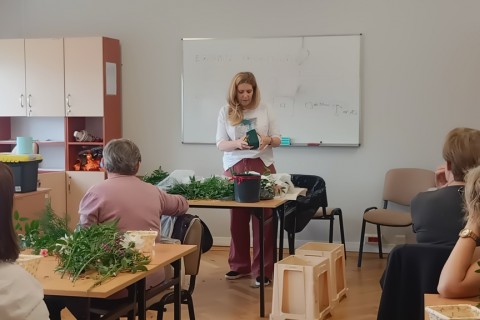 Warsztaty florystyczne dla seniorów - kompozycja na stół