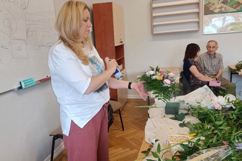 Warsztaty florystyczne dla seniorów - kompozycja na stół