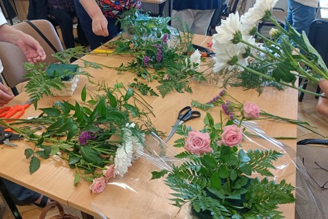 Warsztaty florystyczne dla seniorów - kompozycja na stół