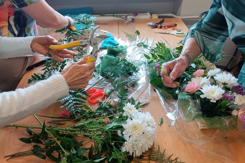 Warsztaty florystyczne dla seniorów - kompozycja na stół