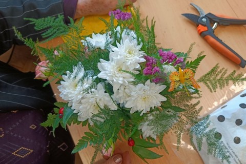 Warsztaty florystyczne dla seniorów - kompozycja na stół