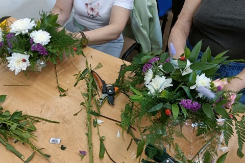 Warsztaty florystyczne dla seniorów - kompozycja na stół