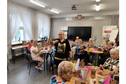 Warsztaty kreatywne dla seniorów - storczyki z krepiny