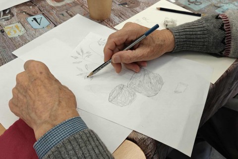 Warsztaty malarstwa dla seniorów - martwa natura ołówkiem