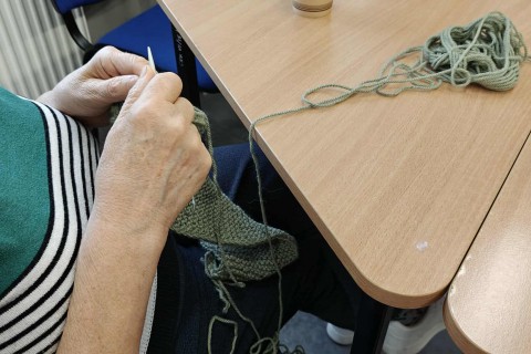 Warsztaty robienia na drutach dla seniorów