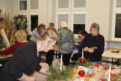 Warsztaty florystyczne dla Seniorów - stroik świąteczny