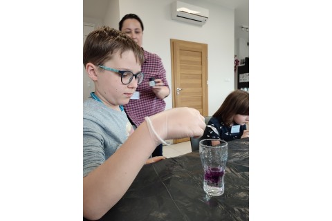 Warsztaty chemiczne „Akademia Młodego Naukowca” dla dzieci 9-12 lat 4