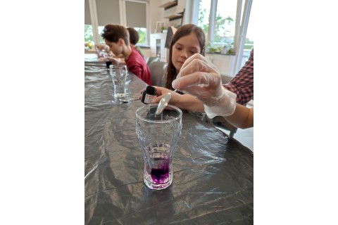 Warsztaty chemiczne „Akademia Młodego Naukowca” dla dzieci 9-12 lat 4