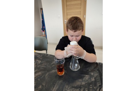 Warsztaty chemiczne „Akademia Młodego Naukowca” dla dzieci 9-12 lat 4
