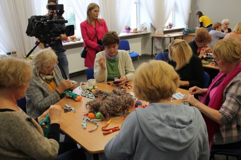 Seniorzy dzieciom - akcja szycia małpek