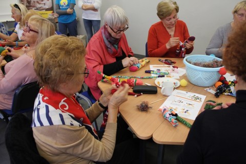 Seniorzy dzieciom - akcja szycia małpek
