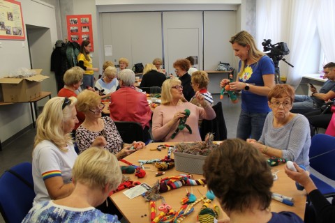 Seniorzy dzieciom - akcja szycia małpek