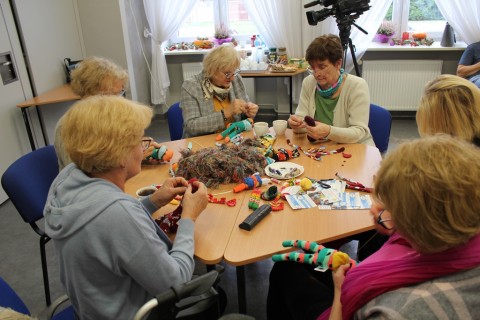 Seniorzy dzieciom - akcja szycia małpek