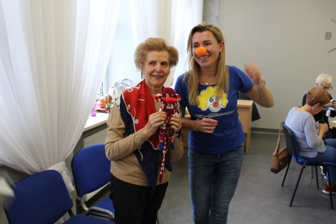 Seniorzy dzieciom - akcja szycia małpek