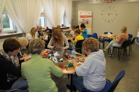 Seniorzy dzieciom - akcja szycia małpek 2
