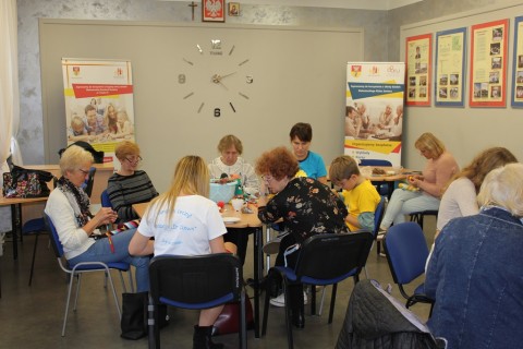 Seniorzy dzieciom - akcja szycia małpek 2