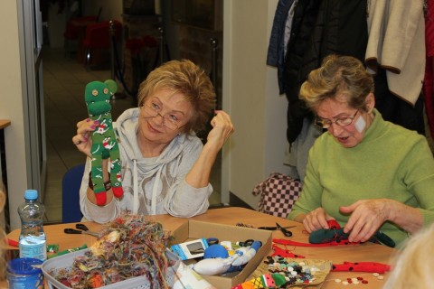 Seniorzy dzieciom - akcja szycia małpek 2