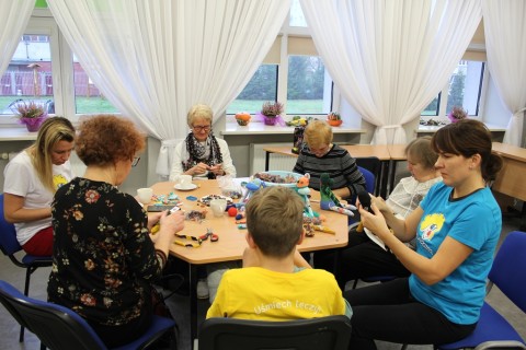 Seniorzy dzieciom - akcja szycia małpek 2
