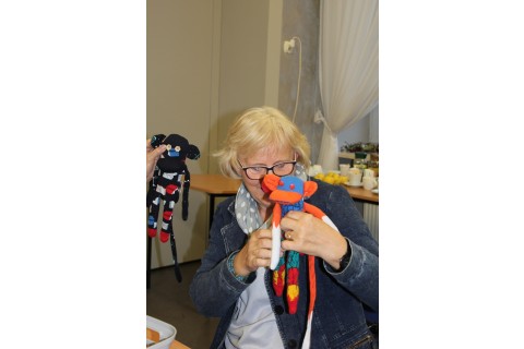 Seniorzy dzieciom - akcja szycia małpek 2