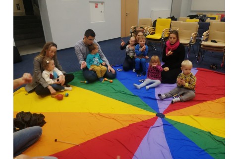Zajęcia umuzykalniające dla rodziców z dziećmi 2-3 lata 22.11.2022r.