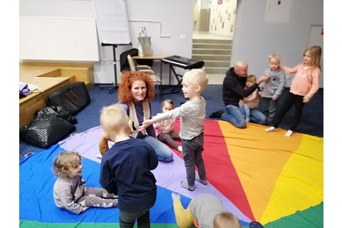 Zajęcia umuzykalniające dla rodziców z dziećmi 2-3 lata 29.11.2022r.