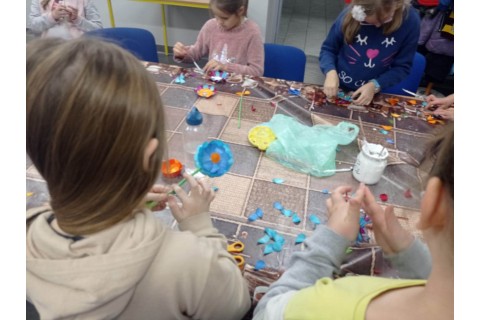 Warsztaty kreatywne DLA DZIECI 7-9 lat - Ozdoby z płatków z drzewa