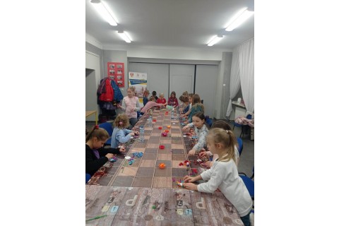 Warsztaty kreatywne DLA DZIECI 7-9 lat - Ozdoby z płatków z drzewa