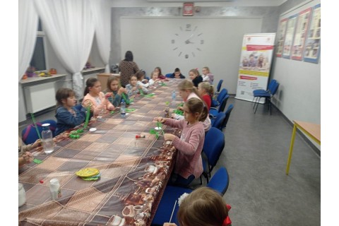 Warsztaty kreatywne DLA DZIECI 7-9 lat - Ozdoby z płatków z drzewa