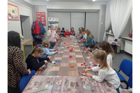 Warsztaty kreatywne DLA DZIECI 7-9 lat - Ozdoby z płatków z drzewa