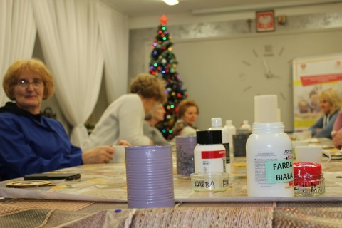 Warsztaty decoupage dla seniora - bombkas zawieszka