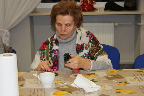 Warsztaty decoupage dla seniora - bombkas zawieszka