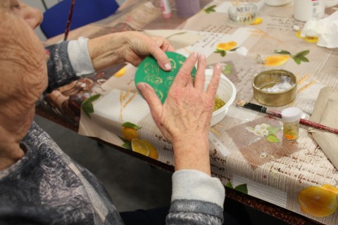 Warsztaty decoupage dla seniora - bombkas zawieszka