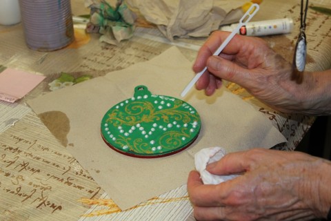 Warsztaty decoupage dla seniora - bombkas zawieszka