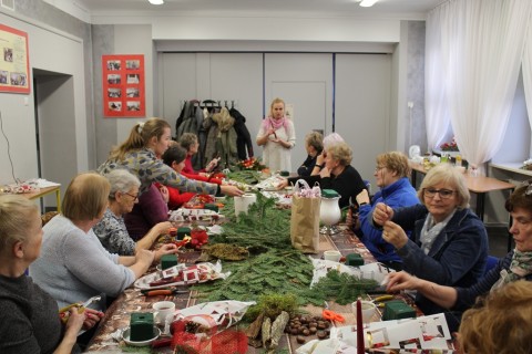 Warsztaty florystyczne dla seniorów - stroik świąteczny