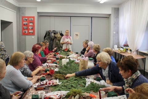Warsztaty florystyczne dla seniorów - stroik świąteczny