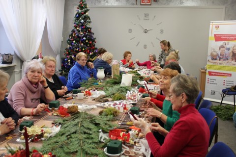 Warsztaty florystyczne dla seniorów - stroik świąteczny