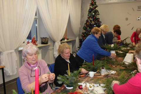 Warsztaty florystyczne dla seniorów - stroik świąteczny