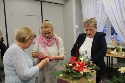 Warsztaty florystyczne dla seniorów - stroik świąteczny