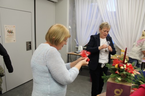 Warsztaty florystyczne dla seniorów - stroik świąteczny