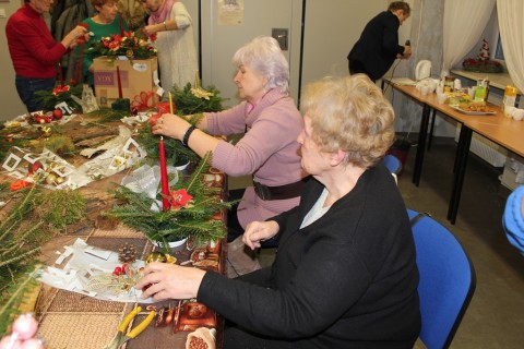 Warsztaty florystyczne dla seniorów - stroik świąteczny