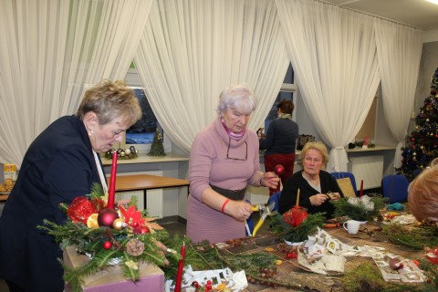 Warsztaty florystyczne dla seniorów - stroik świąteczny