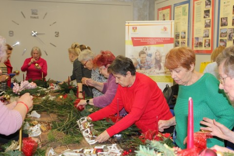 Warsztaty florystyczne dla seniorów - stroik świąteczny