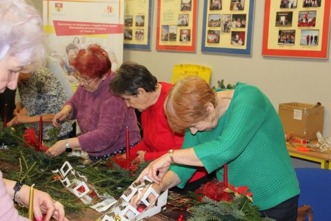 Warsztaty florystyczne dla seniorów - stroik świąteczny