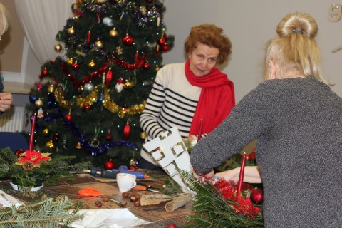 Warsztaty florystyczne dla seniorów - stroik świąteczny