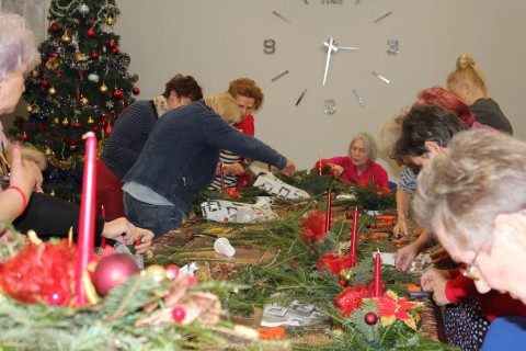 Warsztaty florystyczne dla seniorów - stroik świąteczny
