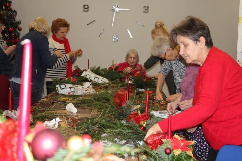 Warsztaty florystyczne dla seniorów - stroik świąteczny