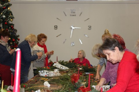 Warsztaty florystyczne dla seniorów - stroik świąteczny