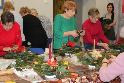 Warsztaty florystyczne dla seniorów - stroik świąteczny